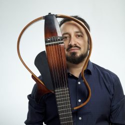 MARIO CONCHA MUÑOZ, MIRANDO CÁMARA